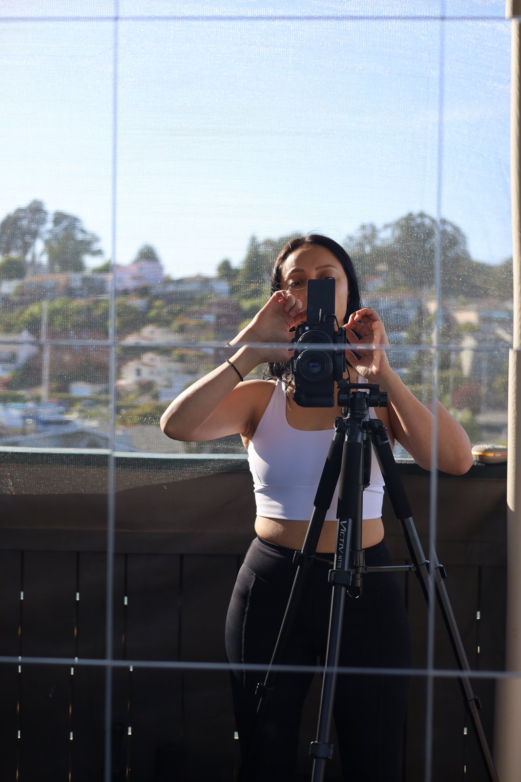 Angie detrás de su cámara, fotografiando en el Bay Area